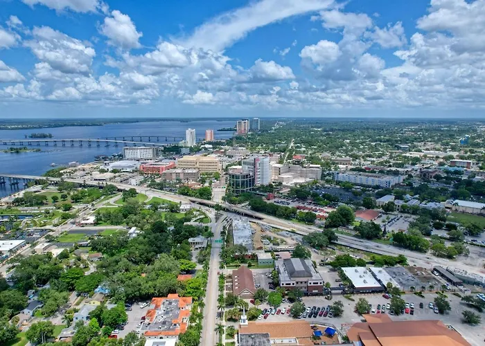 The Hibiscus House Of Fort Myers